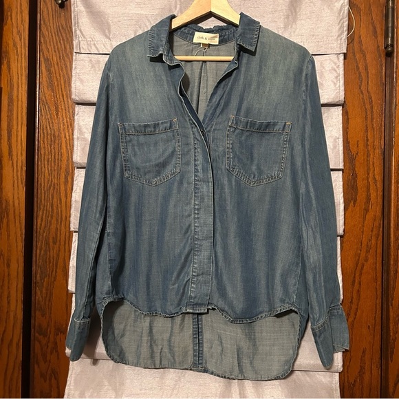 Anthropologie Cloth & Stone Women's Split Back Chambray Top Size‎ S Button Up - Picture 2 of 10